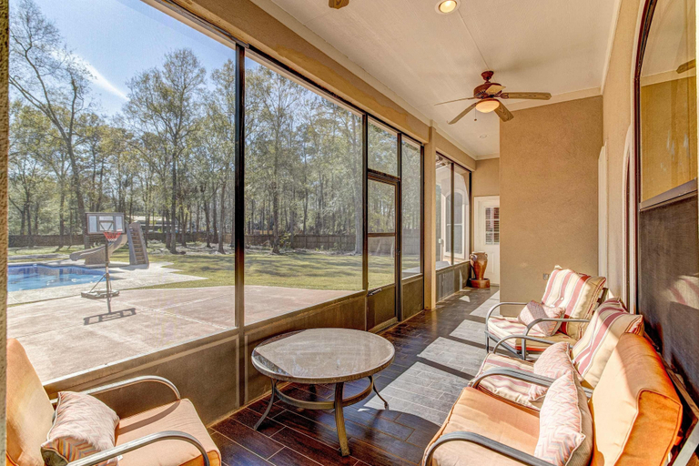 Room 5, Sleeps 16 Pool Slide Family Retreat, Montgomery