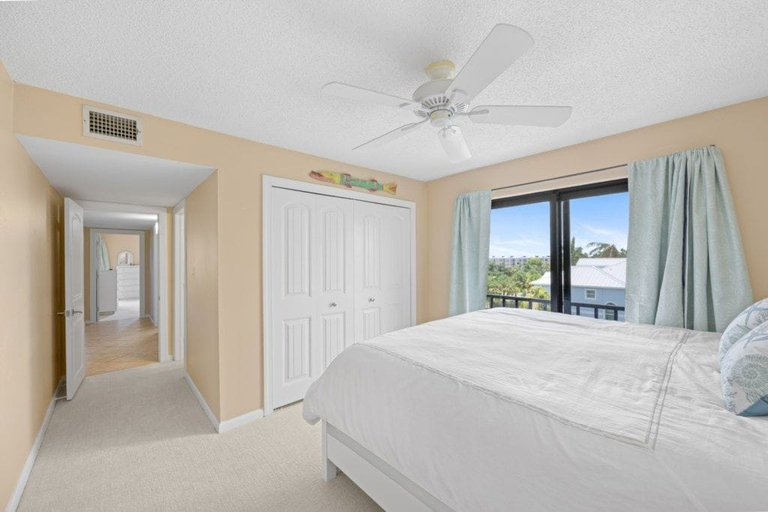 Room 5, Sandpebble 4a 2 Bedroom Condo, Lee