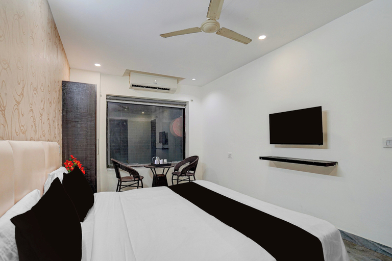 Room 5, Deluxe Hotel Krishna, Faridabad