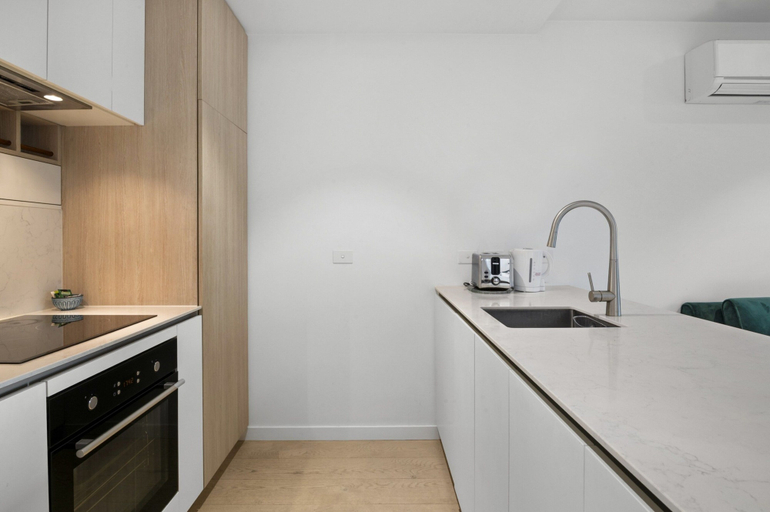 Private kitchen 2, Stylish 1-bed Apartment With Gym & Pool, Melbourne