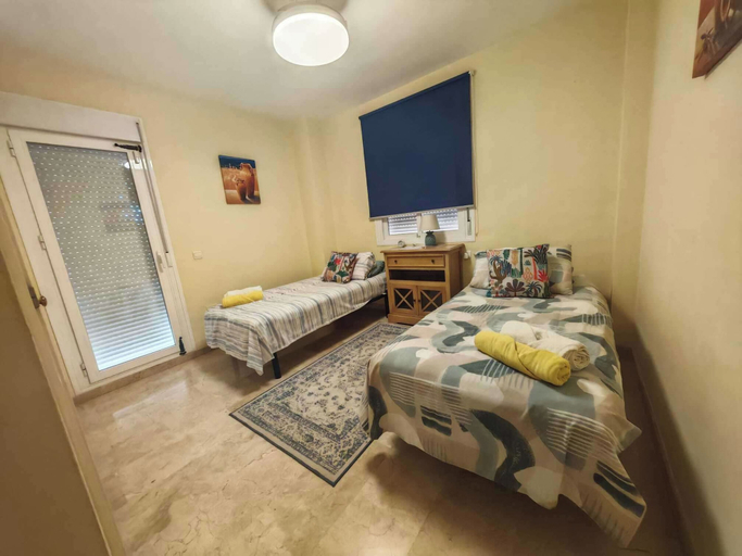 Room 4, Apartment Sleeps 8 With Pool and Parking, Málaga