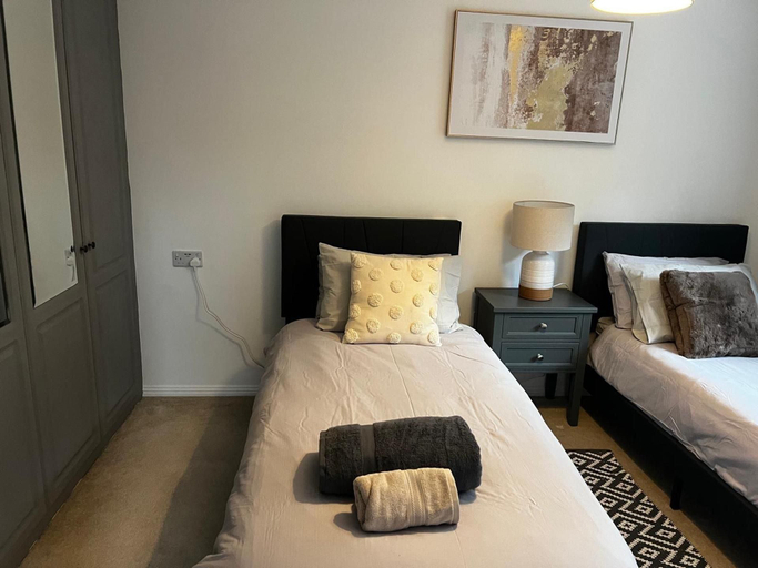 Room 3, Spacious 4 Bedroom House Parking Wifi, Bridgend