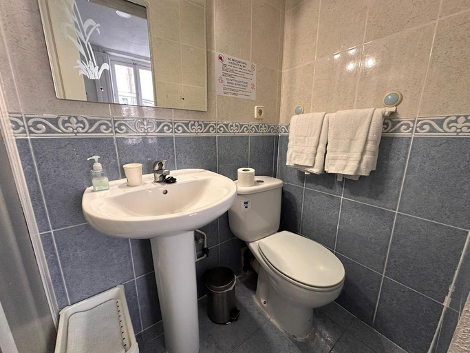 Bathroom 4, Guest House Exito en Madrid, Madrid