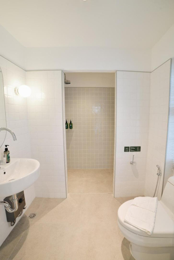 Bathroom 3, Evergreen Cafe and Hotel, Muang Chiang Mai