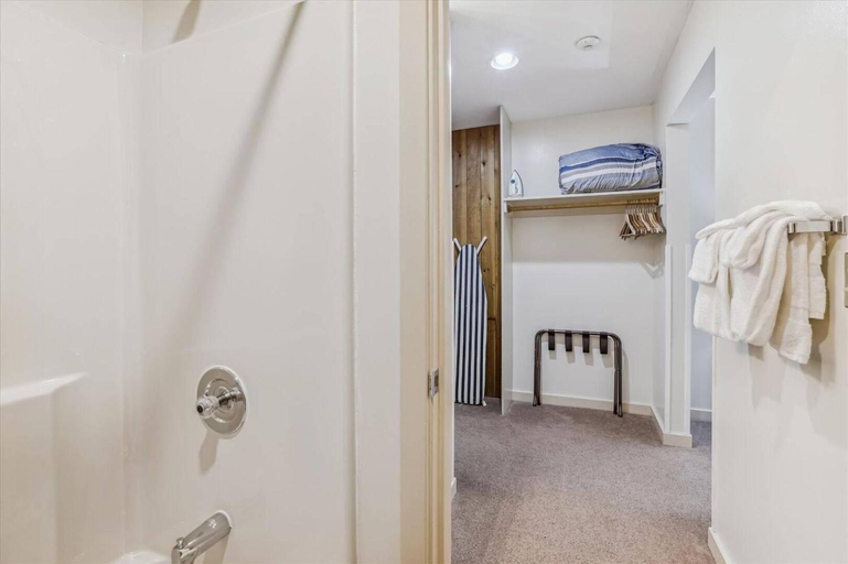 Bathroom 3, Cedarbrook Junior Suite 21416, Windsor