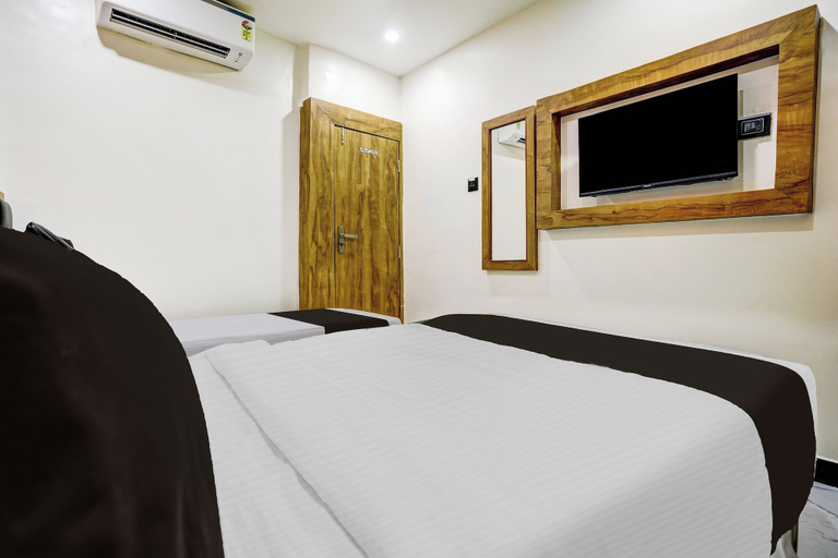 Room 3, Hotel O Santacruz Railway Junction, Mumbai Suburban