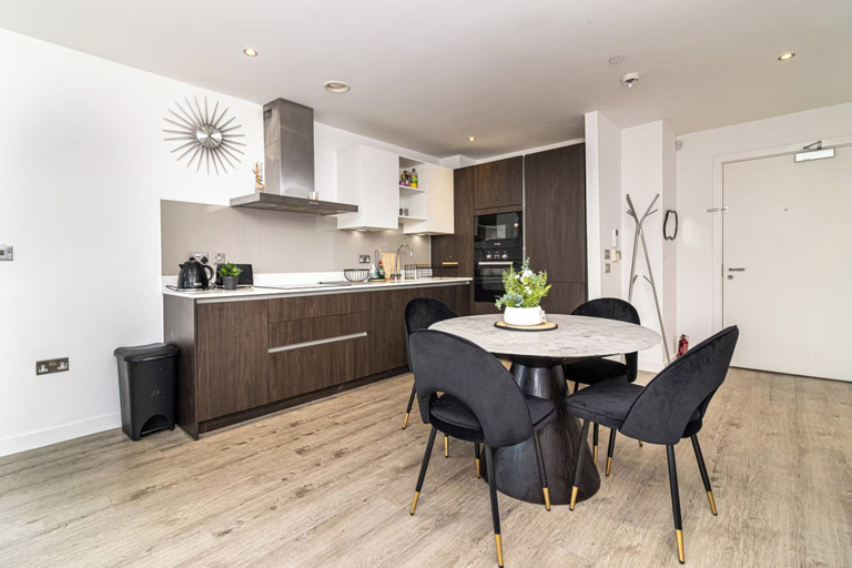 Dining 2, Spacious 2-bed Canal-side Apartment Sleeps 4, Manchester