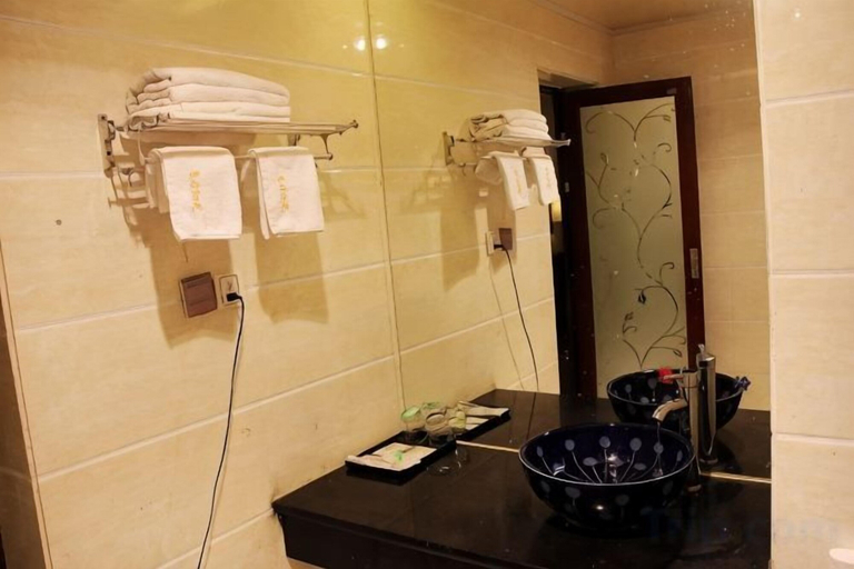 Bathroom, Dongri Yanguang Hotel, Dêqên Tibetan