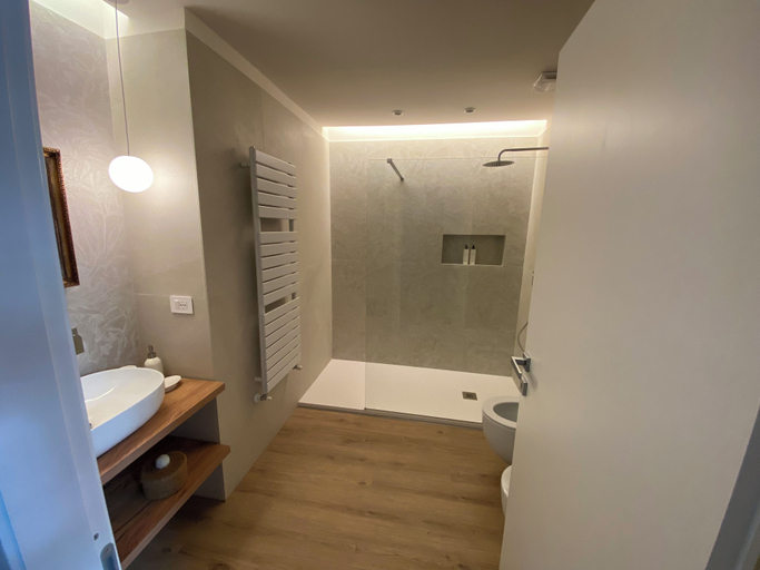 Bathroom shower 2, Appartamenti Madama, new apartments with private parking, Torino
