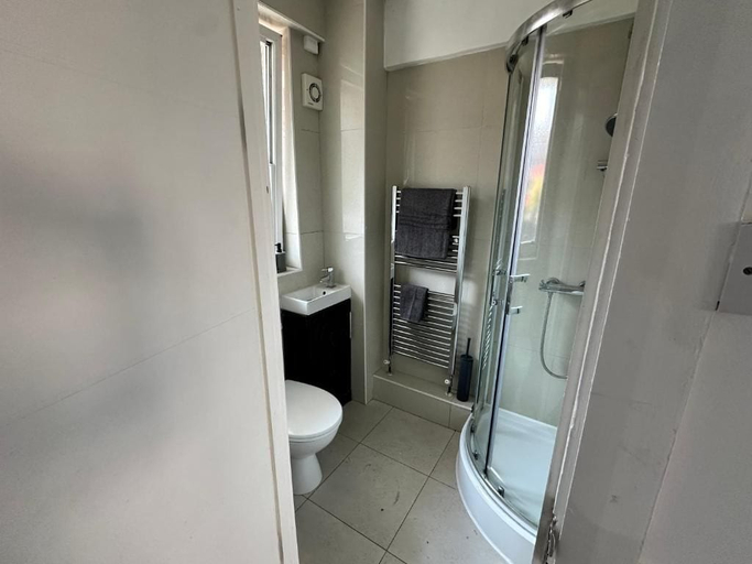 Bathroom 4, Modern 1-bed Apartment Southwark, London