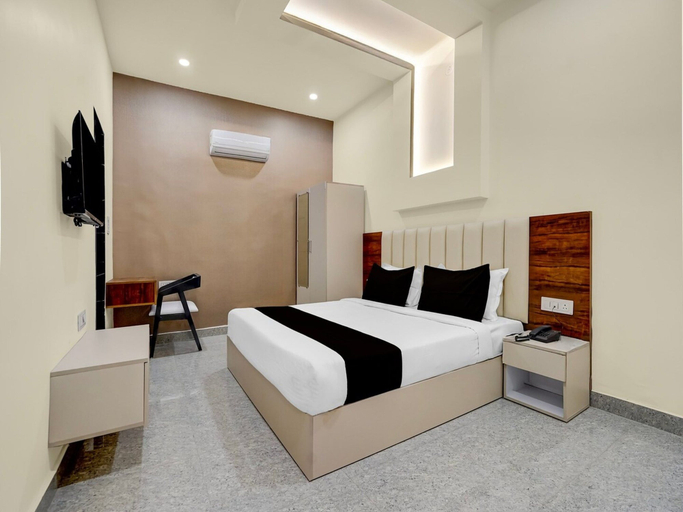 Room 3, Townhouse Subharti University Meerut, Meerut