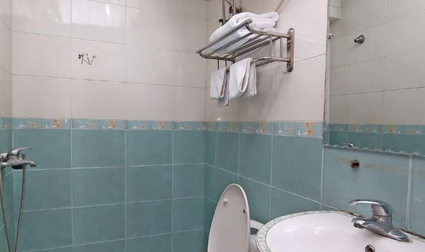 Bathroom 3, Jiaxiang Hostel, Shanghai