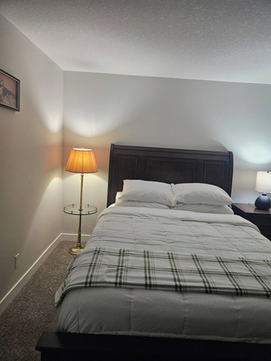 Room 4, Guest Suite in South West Calgary, Division No. 6