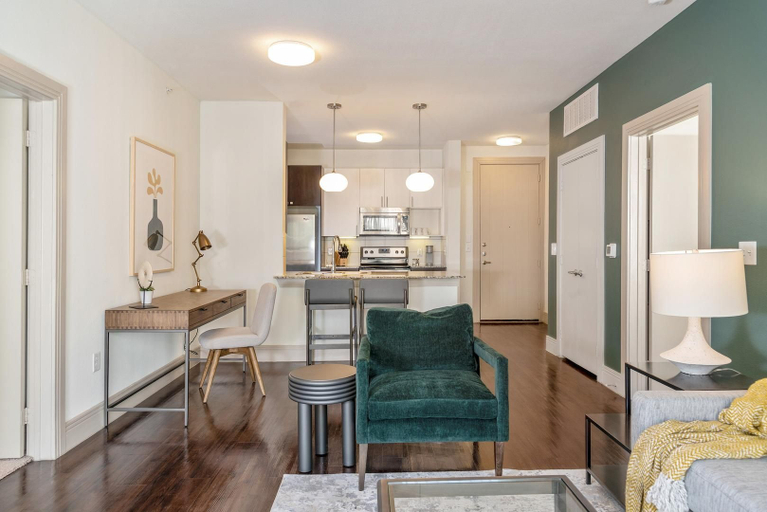 Living area 3, Landing Stylish 1bd, Gym, Houston