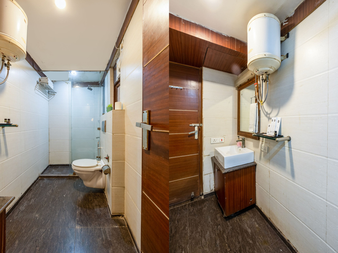 Bathroom 3, The Royal Galaxy, Delhi