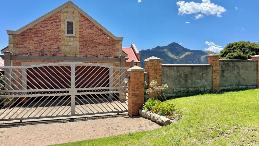 Property grounds 3, The Eyrie Guesthouse, Thabo Mofutsanyane
