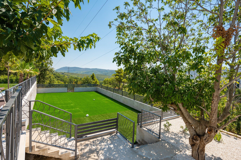 Garden 2, Stunning Dalmatian Villa With Pool for 10, Split