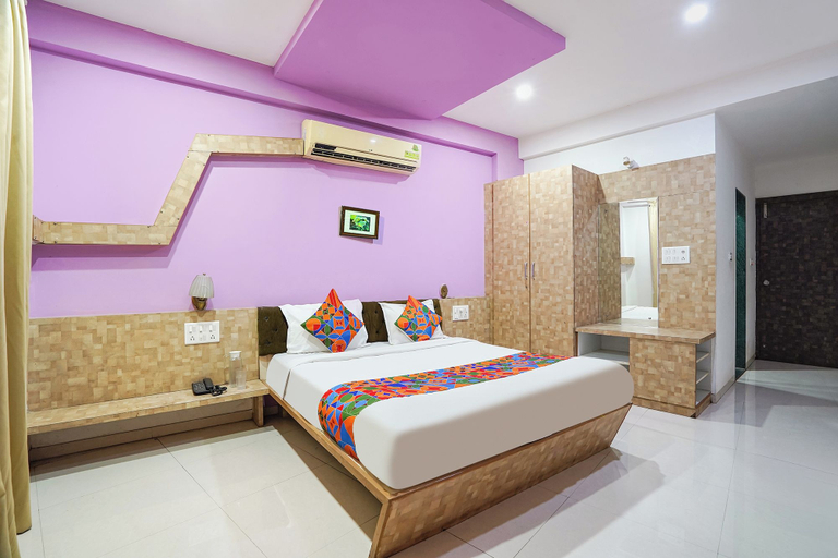 Room 4, FabHotel Sayba Lodging, Pune