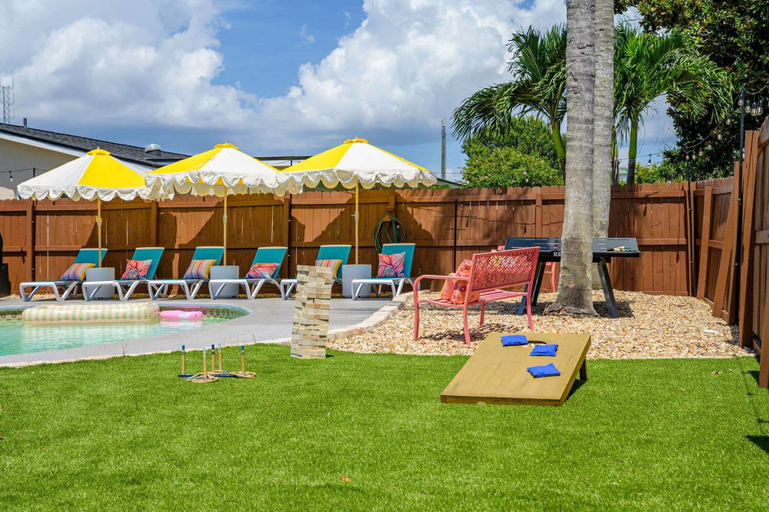 Room 2, Pool Hot Tub Putt Putt Game Room Karaoke, Pinellas
