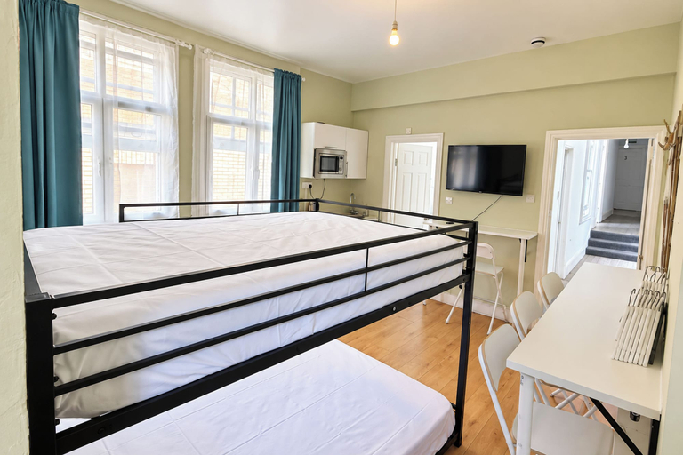Room, East London Studio, Sleeps 4 Near Aldgate Station, London