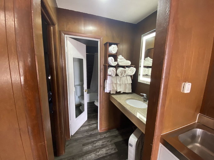 Bathroom 3, Rainbow Lodge, Rio Grande