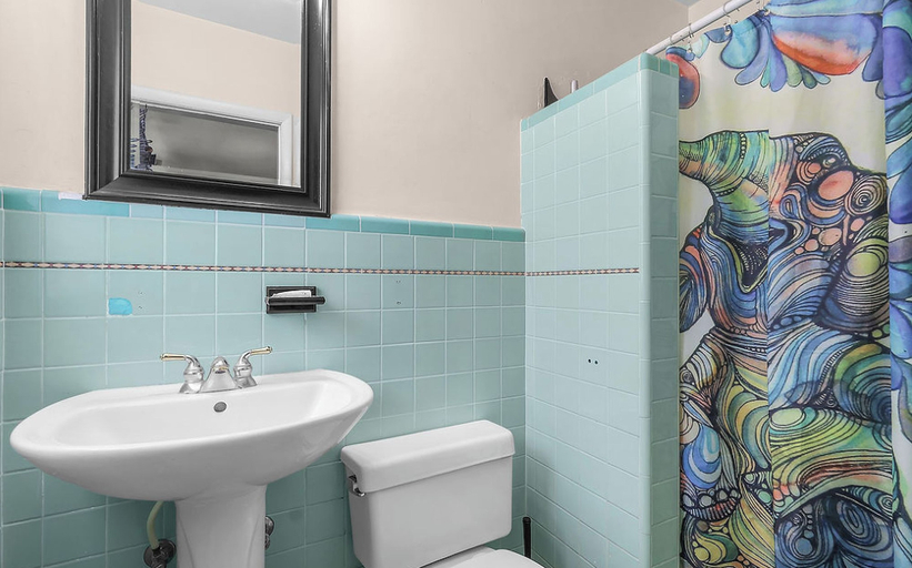 Bathroom 5, The Postcard Inn & Suites, McIntosh