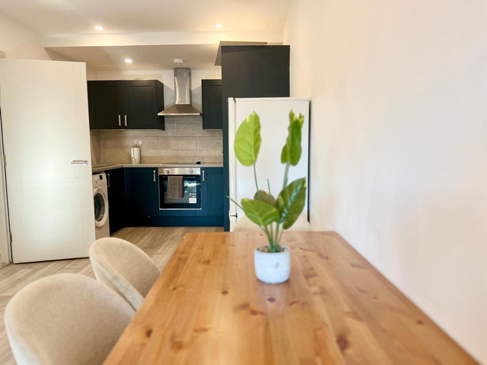 Dining 5, Apartment Sleeps 5 Near High Street, London