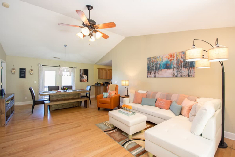Room 5, Scenic 4BR w Deck Farm Views Near Asheville, Buncombe