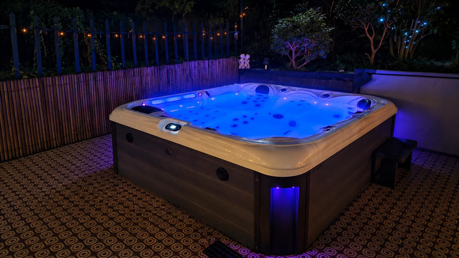 Outdoor spa tub, Rapallo 2-bed Apartment, Sleeps 5 With Hot Tub, Genova