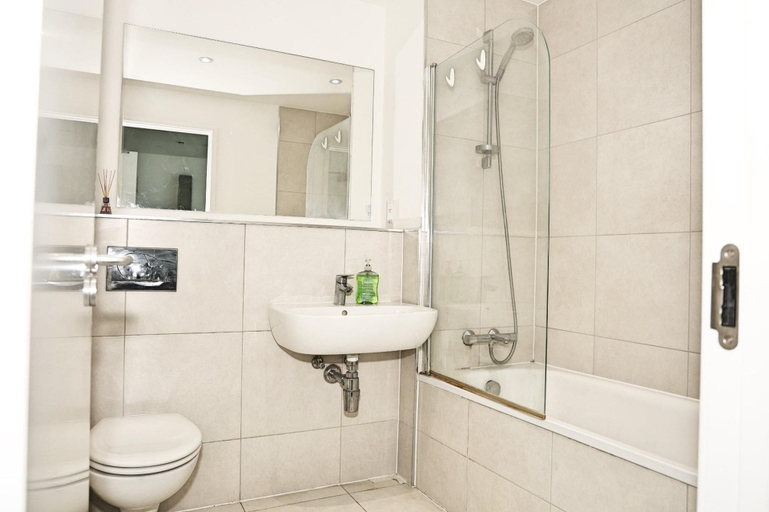 Bathroom, Cozy Croydon Apartment Retreat, London