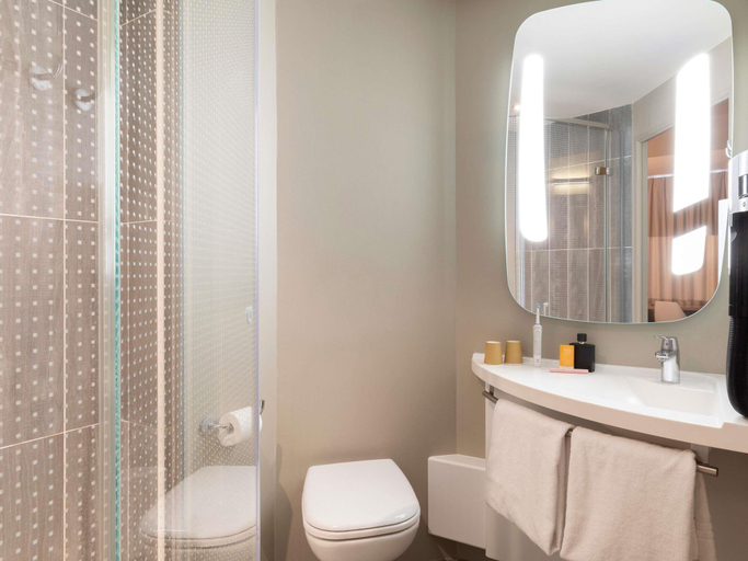 Bathroom 4, ibis Saint Quentin En Yvelines Velodrome, Yvelines