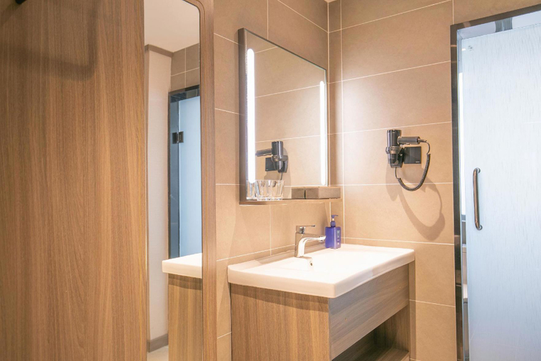 Bathroom 3, Hanting Hotel Rizhao West Station Yingbin Road, Rizhao