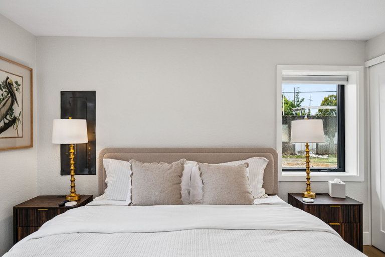 Room 4, South Campus Modern - Upscale & Walkable To Uo, Park & Shops 3 Bedroom Home, Lane