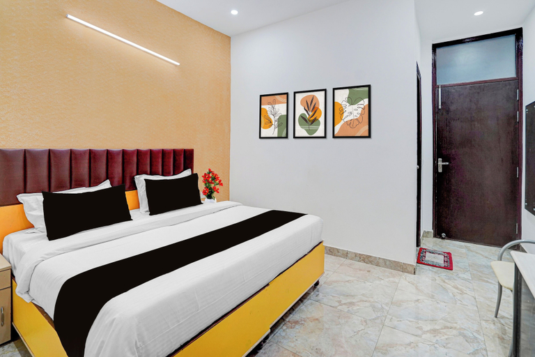 Room 2, Super Townhouse Sector 13 Gurgaon, Gurgaon