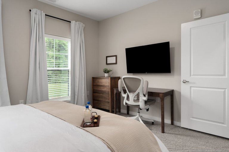 Room 5, 1st Floor Luxury Furniture Pool Gym Golf, Franklin