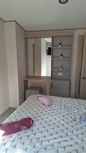 Room 4, Cabin Sleeps 6 With Hot Tub, Lincolnshire