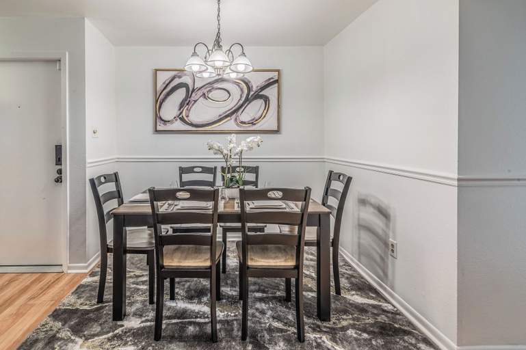 Dining 4, 3 BR Condo near Reliant/NRG Stadium, Houston