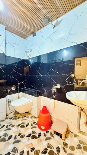 Bathroom 4, Hotel Gurukripa Palace, West Nimar