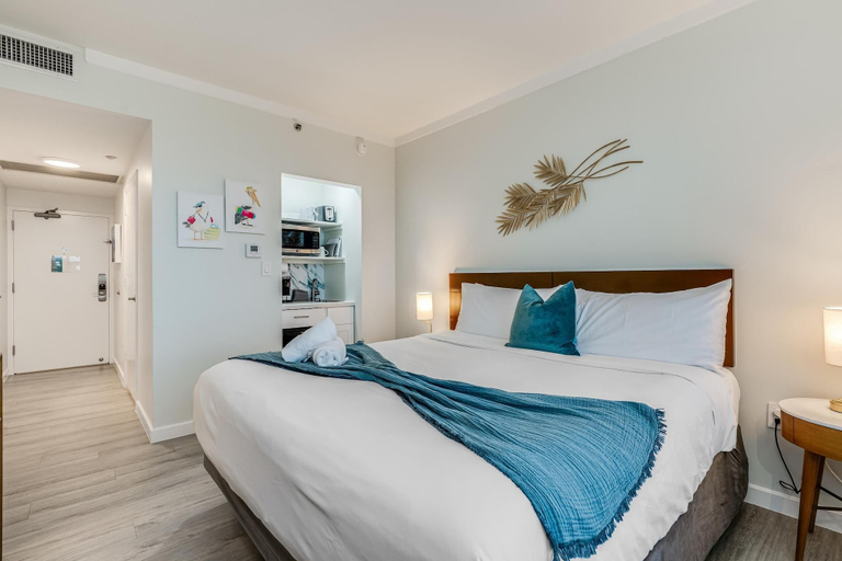 Interior 4, Stylish Studio King Bed, City View, Hotel Perks & Parking, Miami-Dade