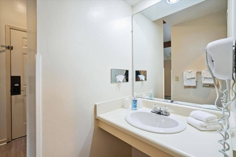 Bathroom 5, Cedarbrook Two bedroom Suite 20304, Windsor