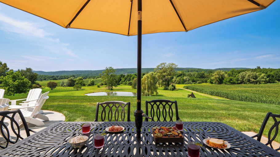 Interior 4, The Bear Barn by Avantstay 150-acre Historic 1860 Barn Fire Pit + Mountain Views, Dutchess