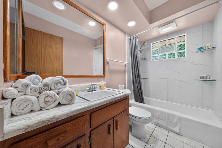 Bathroom 4, A Quiet Escape Minutes From Downtown Milwaukee 3 Bedroom Duplex, Milwaukee