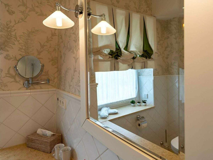 Bathroom 5, Holiday Apartment 2 \"dorchlauchting\", Rostock