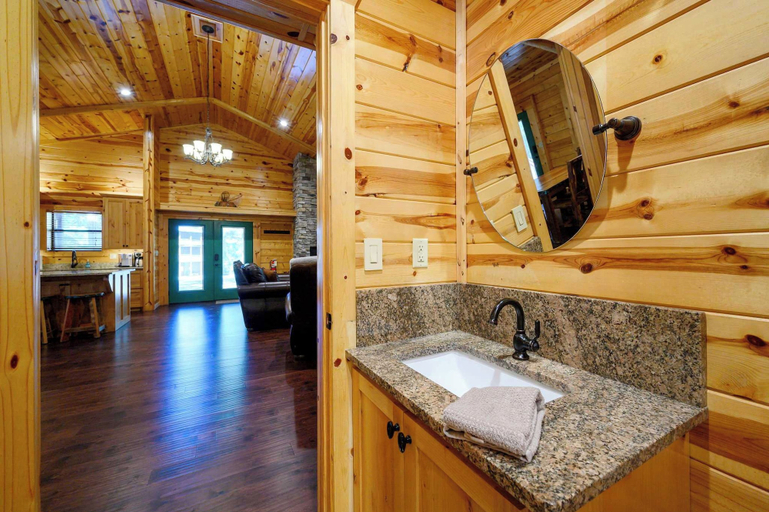 Bathroom 2, Castaway Lodge - Spacious Cabin With Private Rooms, McCurtain