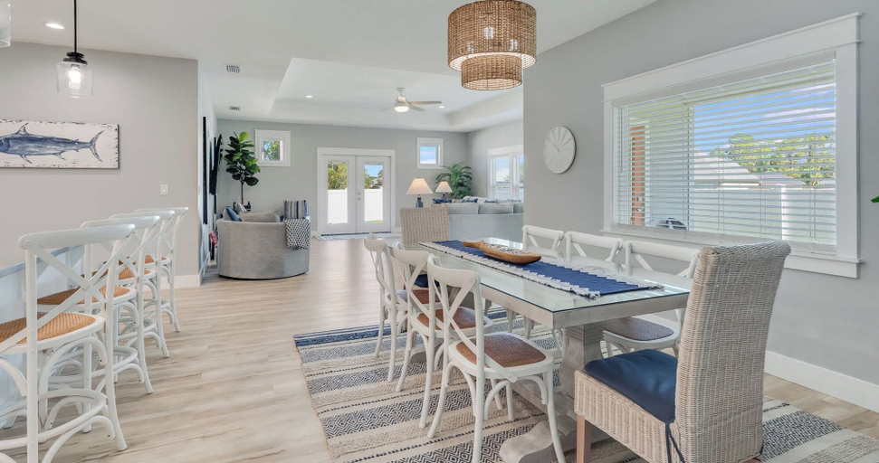 Dining 5, 4BR Home With Fenced Yard & Grill, Bay