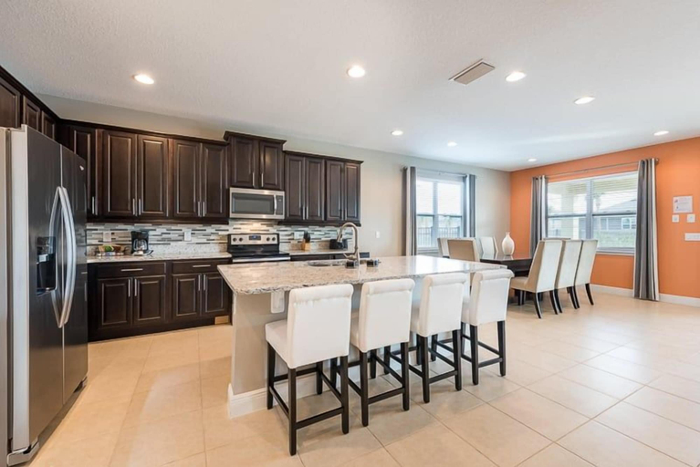 Private kitchen 4, Encore 8BR Villa, Home Theater, Near Disney, Osceola