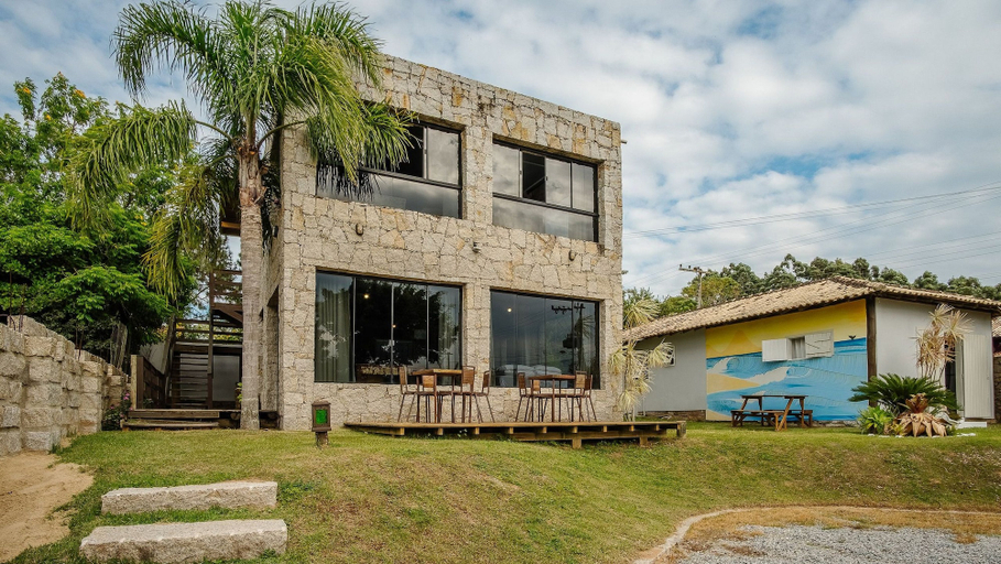 Outdoor dining 4, Cozy Ground Floor Studio at Praia do Rosa Prn0001, Imbituba