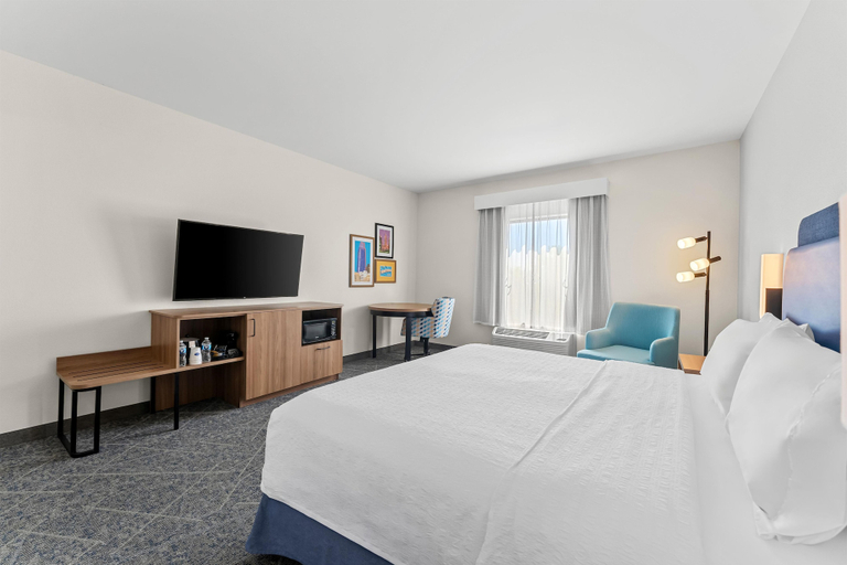 Bedroom 3, Hampton Inn & Suites Philadelphia/Bensalem, Bucks