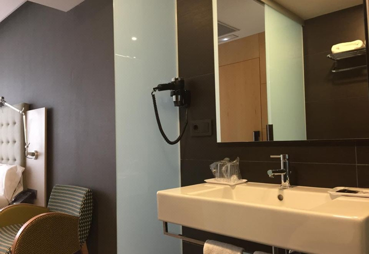 Bathroom 3, Hotel Urpí, Barcelona