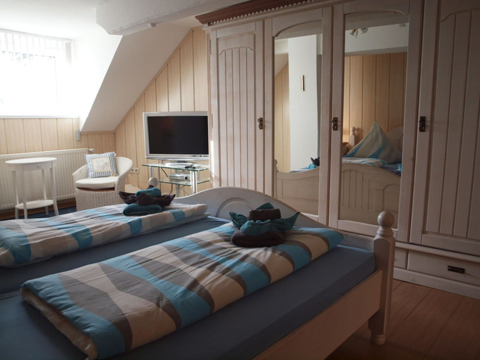 Room 3, Holiday Apartment With 2 Bedrooms, Wittmund
